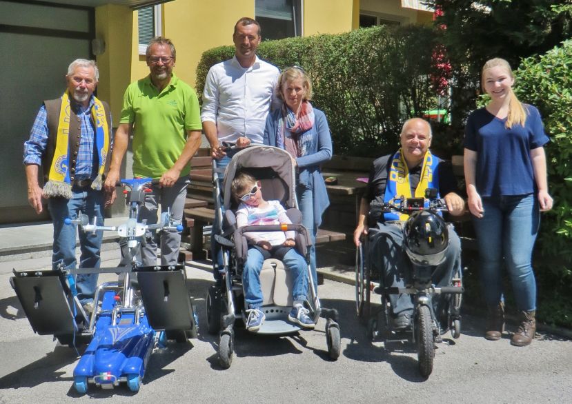 v.l.n.r. Ing.Toni Streicher, Karl Nestler (Cura San), Eltern mit Lea Maria, Präsident Thaddäus Promberger MAS, Medl Berry (Leo Präsidentin aus Californien)