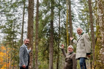 • Bürgermeister Christian Haider, Landesforste-Direktor Andreas Holzinger und Landesrat Hans Seitinger vor dem Christbaum für Wien (Mitte)