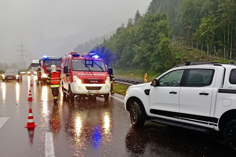Pkw kracht auf der A9 in Mittelleitschiene