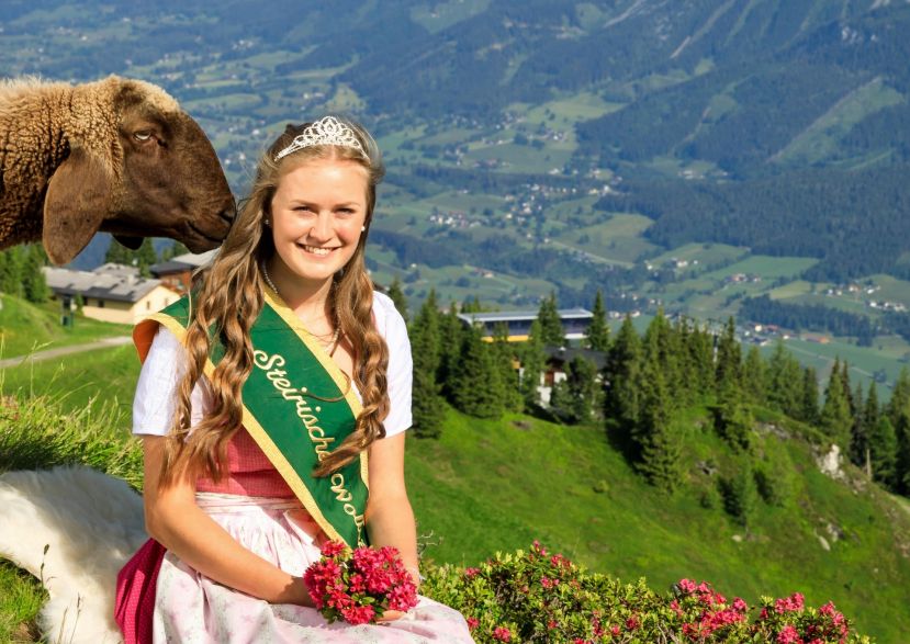 Wollkönigin Freya Maria Zeiler wird bei der bundesweiten Braunen Bergschafschau in Öblarn dabei sein.