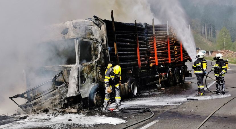 Dramatischer Brand auf der B115
