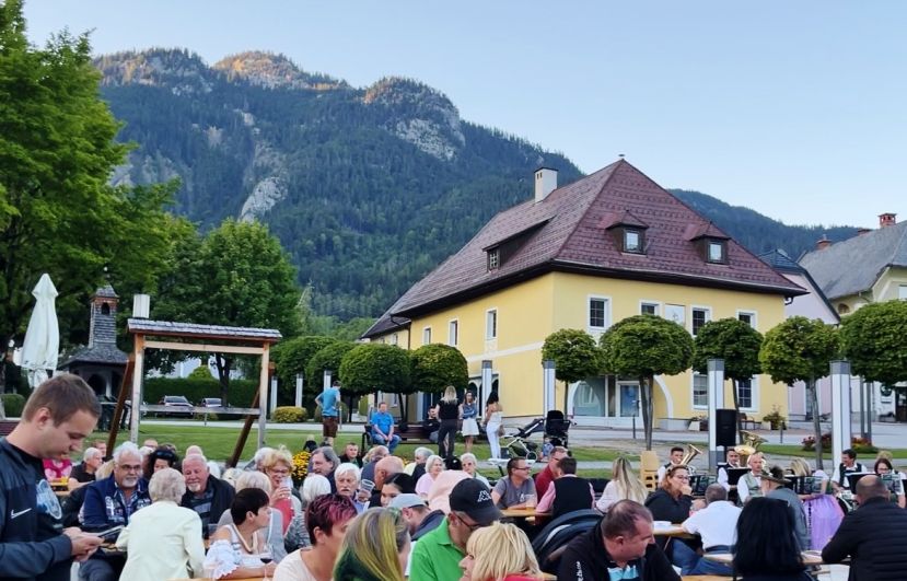 Maibaumumschneiden am Hauptplatz
