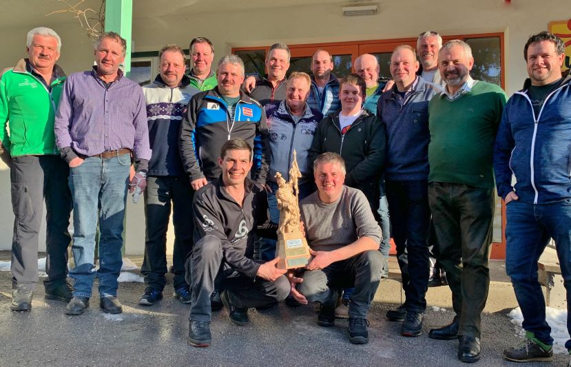 120 Feuerwehrmänner im harten Kampf....