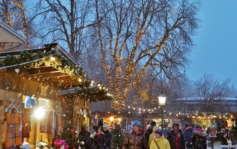 Besonders stimmungsvoll präsentiert sich abends der Christkindlmarkt im Kurpark von Bad Aussee.