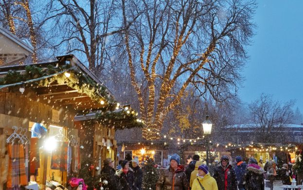 Besonders stimmungsvoll präsentiert sich abends der Christkindlmarkt im Kurpark von Bad Aussee.