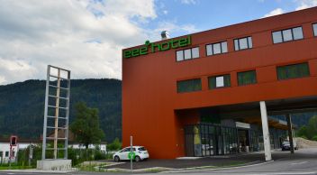 Das neue eee Hotel auf der B320 gegenüber Autohaus Laimer Liezen.