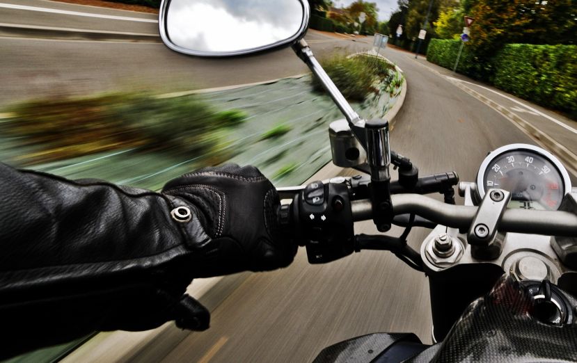 Motorrad prallt gegen Pkw