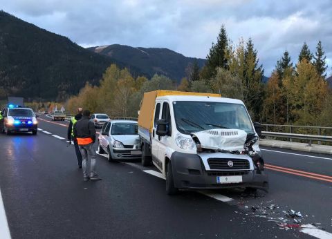 Unfall mit mehreren Fahrzeugen auf der A9