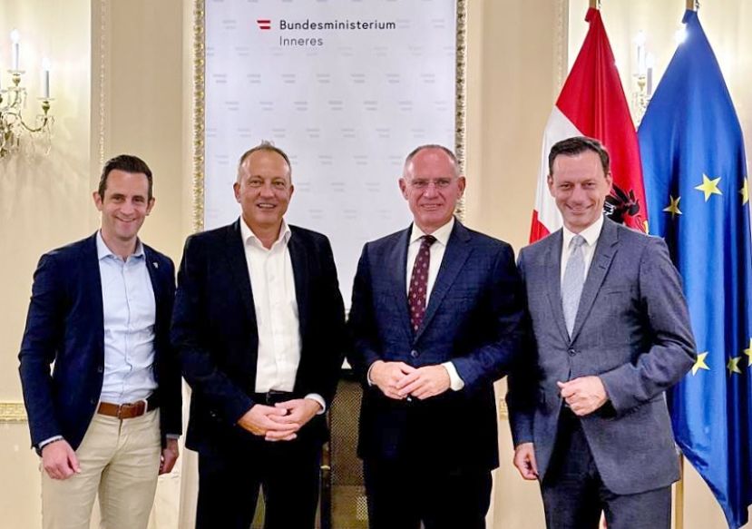 Klubobmann Lukas Schnitzer gemeinsam mit LAbg. Armin Forstner, Innenminister Gerhard Karner und Nationalratsabgeordneten Ernst Gödl