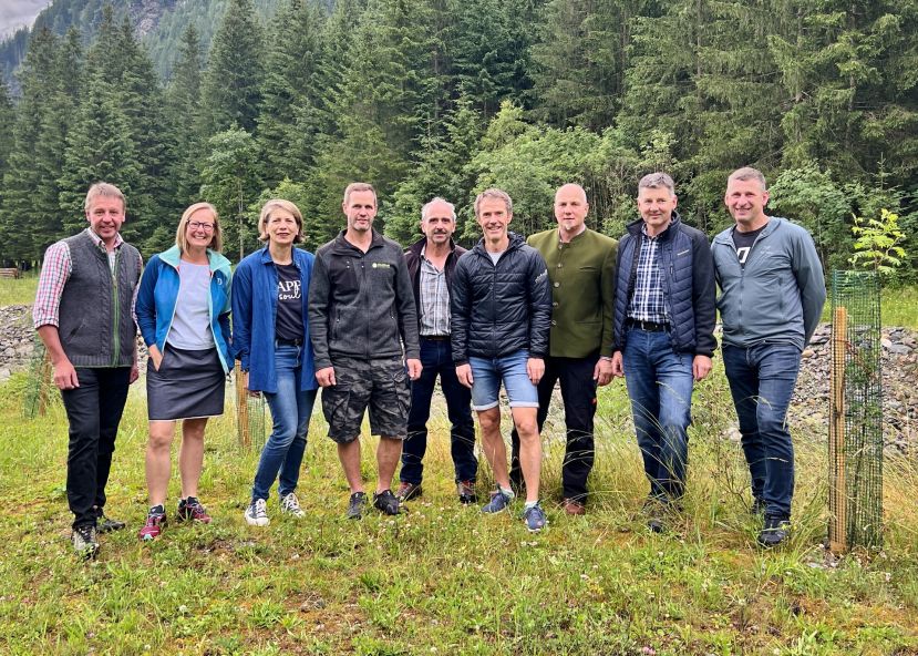 Gruppenfoto des Projektteams mit Grundeigentümern ( von links nach rechts auf dem Foto zu sehen: Vizebürgermeister Karl Brandner, KLAR! Managerin Natalie Prüggler, Naturpark Sölktäler Geschäftsführerin Gabriele Trinker und teilnehmende Grundeigentümer