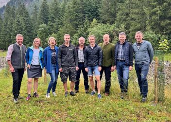 Gruppenfoto des Projektteams mit Grundeigentümern ( von links nach rechts auf dem Foto zu sehen: Vizebürgermeister Karl Brandner, KLAR! Managerin Natalie Prüggler, Naturpark Sölktäler Geschäftsführerin Gabriele Trinker und teilnehmende Grundeigentümer