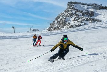 Ab 5. November können Skifahrer am Dachstein wieder ihre Schwünge in den Schnee ziehen. 