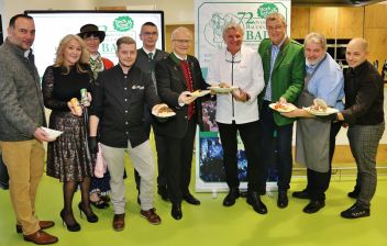 Gruppenbild mit LR Johann Seitinger