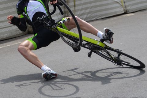Kind prallte mit Fahrrad gegen Pkw