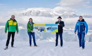 Landesrätin Barbara Eibinger-Miedl überzeugte sich von den neuen Sesselbahnen. (v.l.n.r. Planai-GF Georg Bliem, Landesrätin Barbara Eibinger-Miedl, Bürgermeister Hermann Trinker, Reiteralm-GF Daniel Berchthaller).