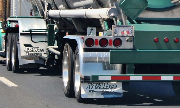 Lkw-Fahrer schwer verletzt