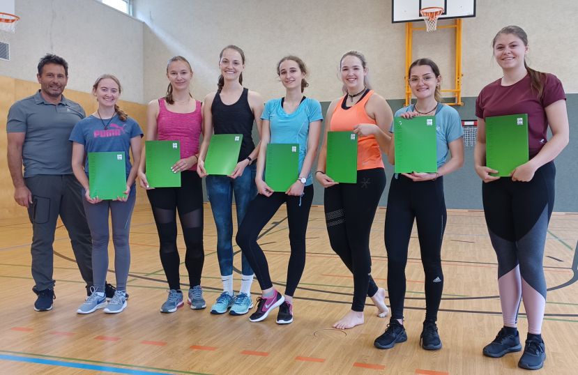 Mag. Benedikt Egger mit einer Gruppe neuer Trainerinnen