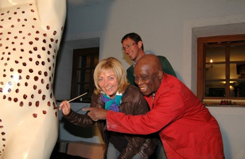 Afrikanischer Bär vor dem Museum