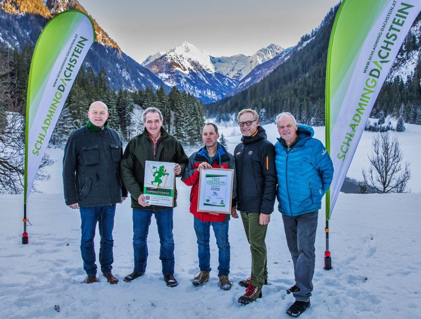 Hermann Trinker (Bürgermeister Stadtgemeinde Schladming), Andreas Lassacher (Bauhofleiter Rohrmoos), Loipengerätfahrer Alexander Steiner, Andreas Keinprecht (Vorsitzender TVB Schladming-Dachstein) und Hans Hörzer (Vorsitzender Steirisches Loipengütesiegel)