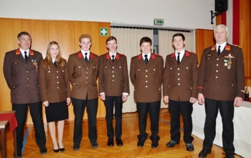 Die Feuerwehrkameraden Michael Grill, Sebastian Hüttenmaier, Andreas Schimmer, Valentin Speckmoser und Eva Walkner wurden vom Kommandanten angelobt.