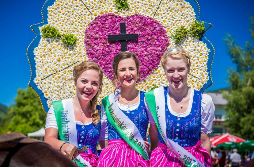 Franziska Höflehner (Bildmitte) wurde zur neuen Dachsteinkönigin gekrönt. Ihre Dachsteinprinzessinnen sind Christiana Assek (links) und Sarah Auzinger.
