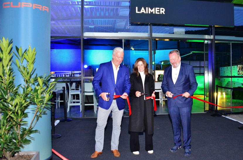 Alexandra Laimer mit Robert Engstler(GF) und Wolfgang Wurm(GF Porsche)