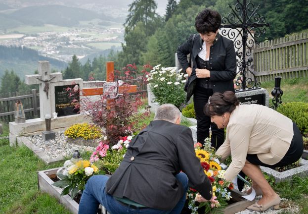 Manuela Khom und Anni Seitinger gedenken dem vor einem Jahr verstorbenen LR a.D. Hans Seitinger