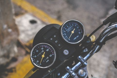 Kollision zwischen Moped und Fußgängerin