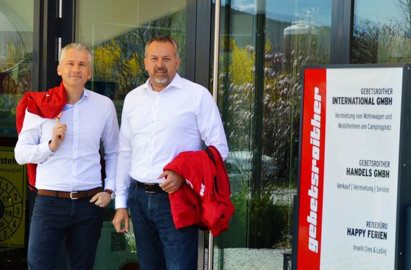 Christian Gombotz und Jürgen Anderle vor dem Eingang zur Gebetsroither Zentrale