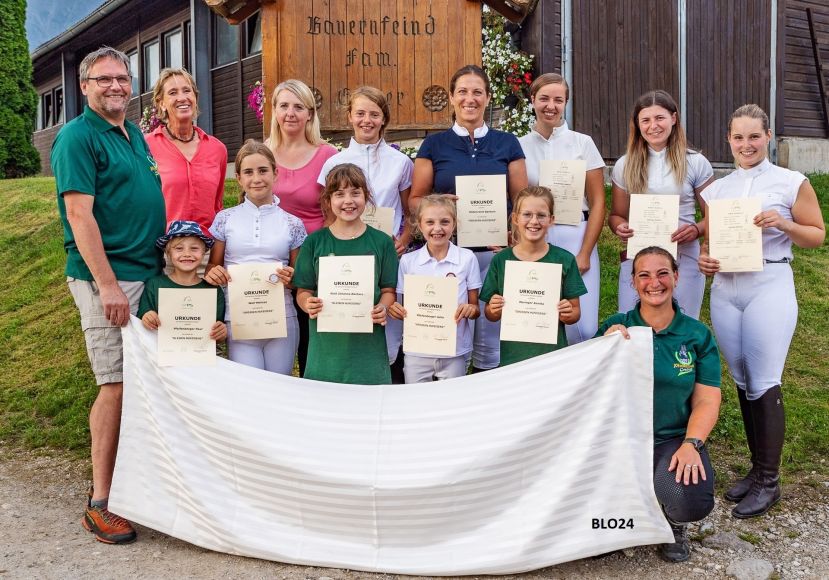 Gruppenbild der Pferdefreunde in Weng