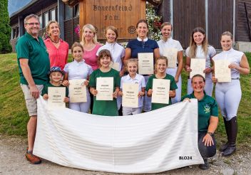 Gruppenbild der Pferdefreunde in Weng