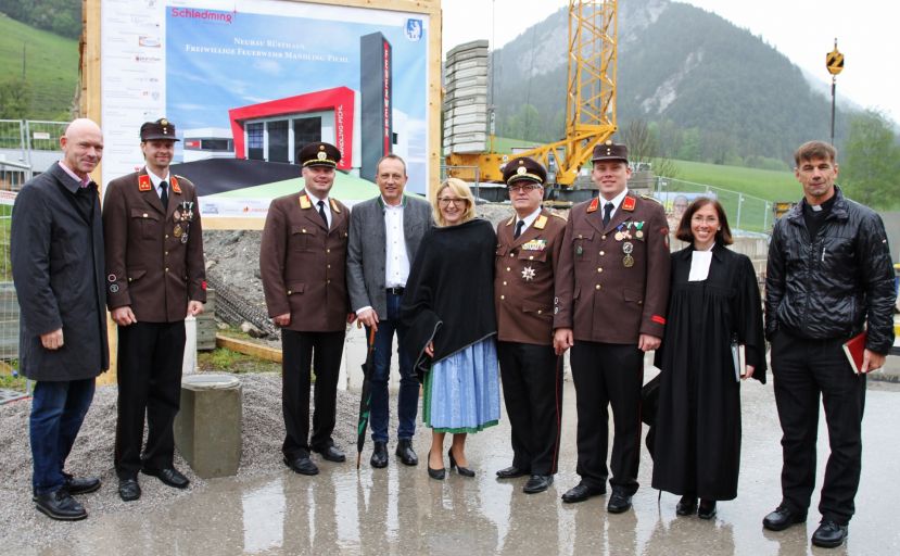 Alt. Bgm. Jürgen Winter, HBI Johannes Habersatter (Kommandant FF Mandling Pichl), Abschnittskommandant Schladming Benjamin Schachner, LAbg. Bgm. Armin Forstner (Vertreter des LH Hermann Schützenhöfer), Bgmin Elisabeth Krammel, Bereichsfeuerwehrkommandant Liezen OBR Hartl Heinz, OBI Kevin Schmidt, Pfarrerin Mag. Martina Ahornegger und Pfarrer Mag. Andreas Lechner bei der Grundsteinlegung FF Mandling Pichl