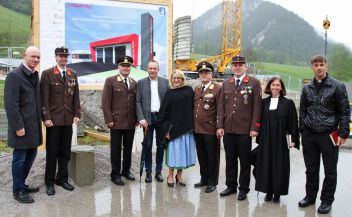 Alt. Bgm. Jürgen Winter, HBI Johannes Habersatter (Kommandant FF Mandling Pichl), Abschnittskommandant Schladming Benjamin Schachner, LAbg. Bgm. Armin Forstner (Vertreter des LH Hermann Schützenhöfer), Bgmin Elisabeth Krammel, Bereichsfeuerwehrkommandant Liezen OBR Hartl Heinz, OBI Kevin Schmidt, Pfarrerin Mag. Martina Ahornegger und Pfarrer Mag. Andreas Lechner bei der Grundsteinlegung FF Mandling Pichl