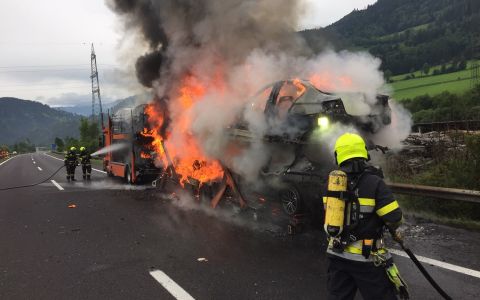 Autotransporter in Brand auf A9