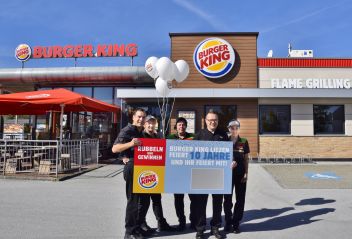 Filialleiter Hannes Helmhart und sein Team freuen sich über Ihren Besuch