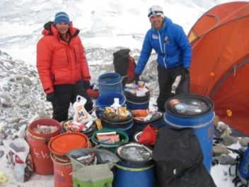 Cedric und Gerfried richten im Basislager ihre Rucksäcke bereit zum Abmarsch