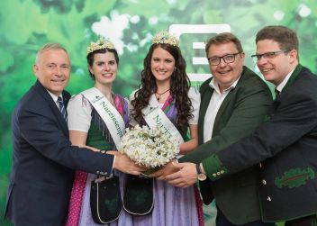 Christian Purrer, Lisa Berger, Brigitte Maier, Martin Graf und Christian Seiringer besiegeln die Partnerschaft.