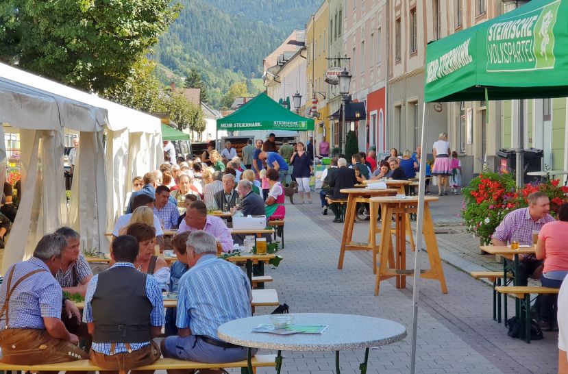 Zahlreiche Besucher lassen sich das traditionelle Weinfest der ÖVP Rottenmann nicht entgehen.