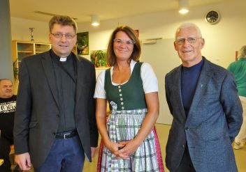 Neuen kath. Seelsorger Ambroziu Anghelus mit Hausleiterin Iris Strohmeier und Altpfarrer Josef Schmied.