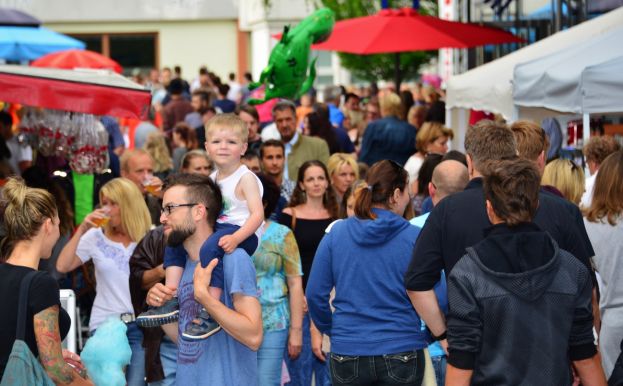 Einkaufen bei Mondschein und vielen Angeboten