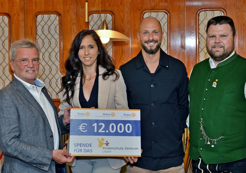 Rotary-Spende von 12.000 Euro machte das Gewaltpräventionstraining erst möglich, v.l.: Reinhold Resch (RC Liezen-Rottenmann), Sandra Zettl (Leiterin Kinderschutz-Zentrum Liezen), Josef Deisl (RC Schladming) und Christian Schretthauser (RC Ausseerland).