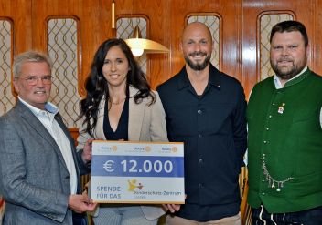 Rotary-Spende von 12.000 Euro machte das Gewaltpräventionstraining erst möglich, v.l.: Reinhold Resch (RC Liezen-Rottenmann), Sandra Zettl (Leiterin Kinderschutz-Zentrum Liezen), Josef Deisl (RC Schladming) und Christian Schretthauser (RC Ausseerland).