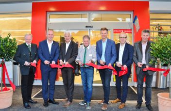Dir Markus Gerharter(Generaldirektor LGE), Klaus Bliem(Vizebürgermeister Öblarn), Klaus Zlatnik(Bereichsleiter Landmarkt), Wilhelm Schrofl(Marktleiter), Marco Bliem(SPAR), Dir. Johannes Pauritsch(GF Landmarkt) und Andreas Radlingmaier(Aufsichtsratvorsitzender LGE)
