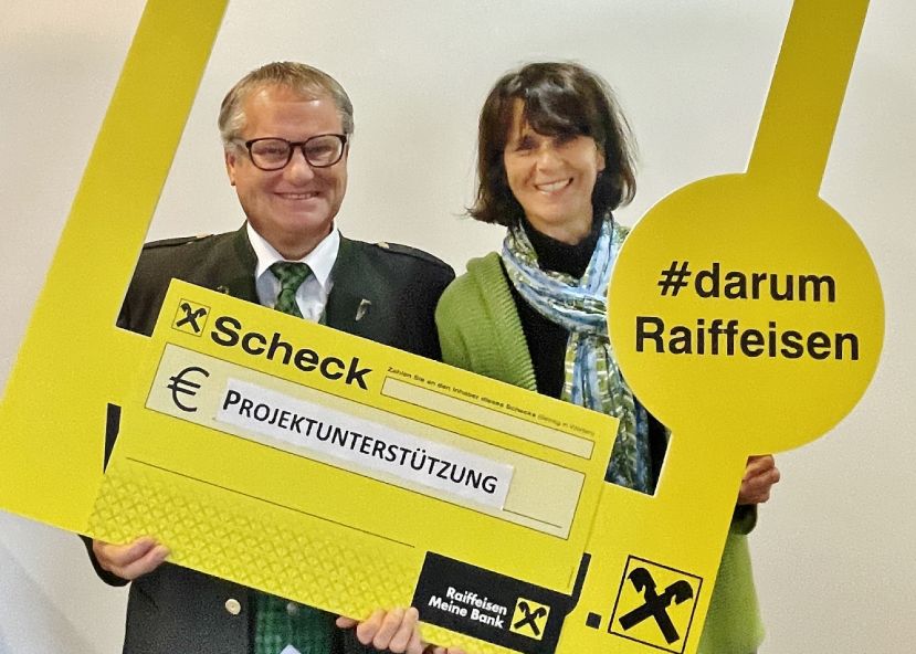 Vst.-Dir. Manfred Kirchsteiger von der Raiffeisenbank Region Liezen und Sonja Grießebner von der Waldgenossenschaft Liezen