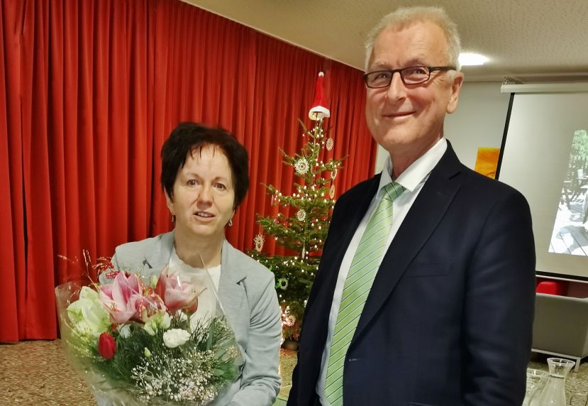 Clusterleiter Gerstgrasser bedankte sich bei der verdienten Kollegin