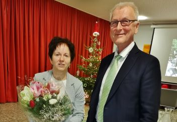 Clusterleiter Gerstgrasser bedankte sich bei der verdienten Kollegin