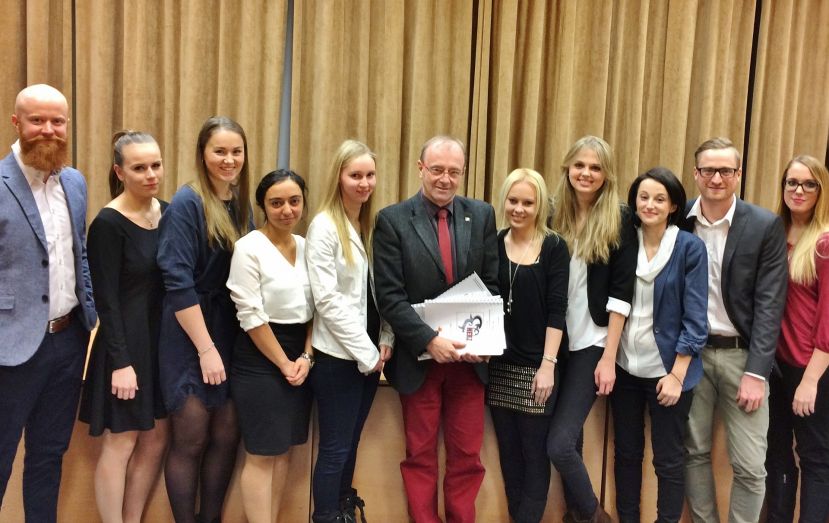 Direktor Hofrat Ing. Mag. Josef Ahornegger mit den diesjährigen Absolventen bei den Projektpräsentationen