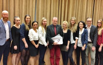 Direktor Hofrat Ing. Mag. Josef Ahornegger mit den diesjährigen Absolventen bei den Projektpräsentationen
