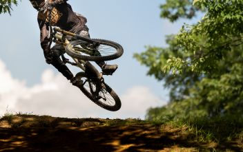 Auf Downhill Strecke schwer verletzt
