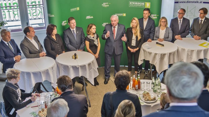 Landesparteiobmann LH Hermann Schützenhöfer präsentierte die zehn Abgeordneten für den Nationalrat.